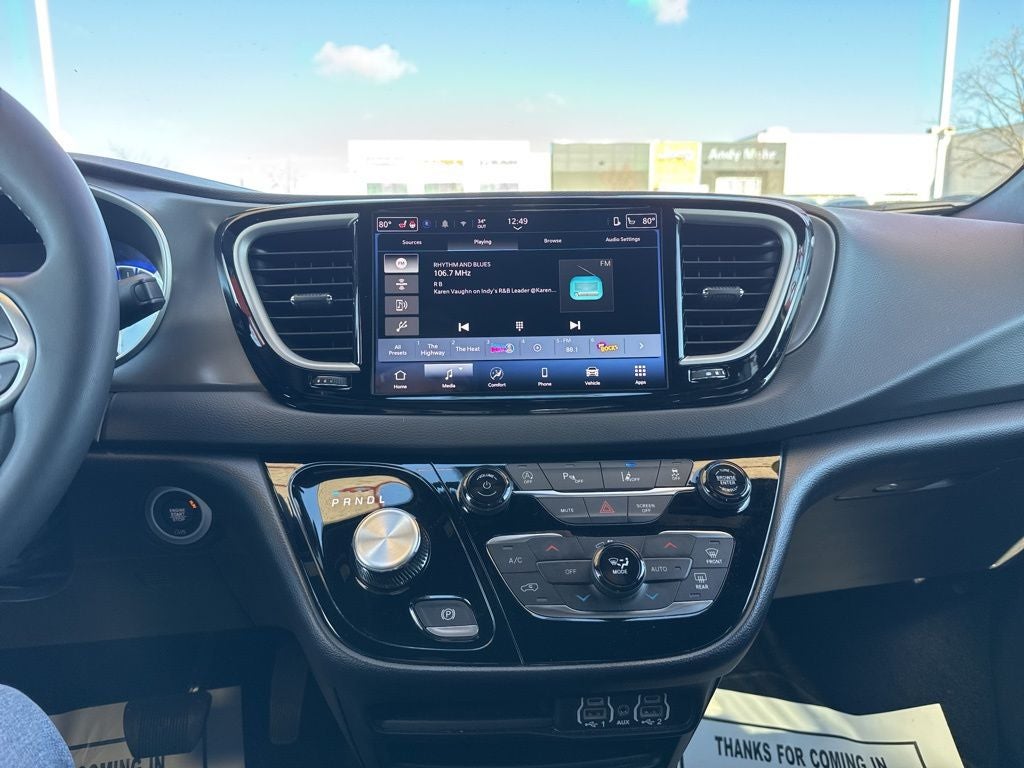 2025 Chrysler Pacifica Select