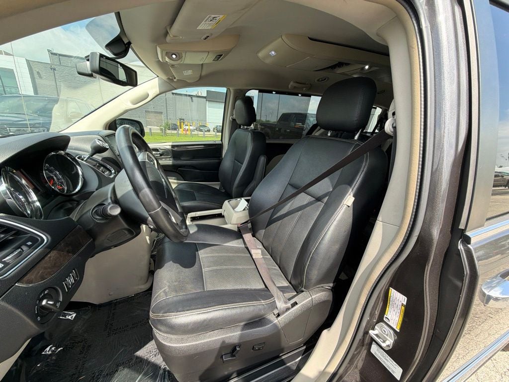 2016 Chrysler Town & Country Touring-L
