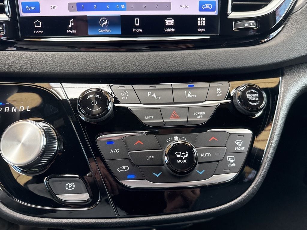 2026 Chrysler Voyager LX