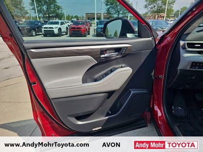 2023 Toyota Highlander Hybrid Platinum