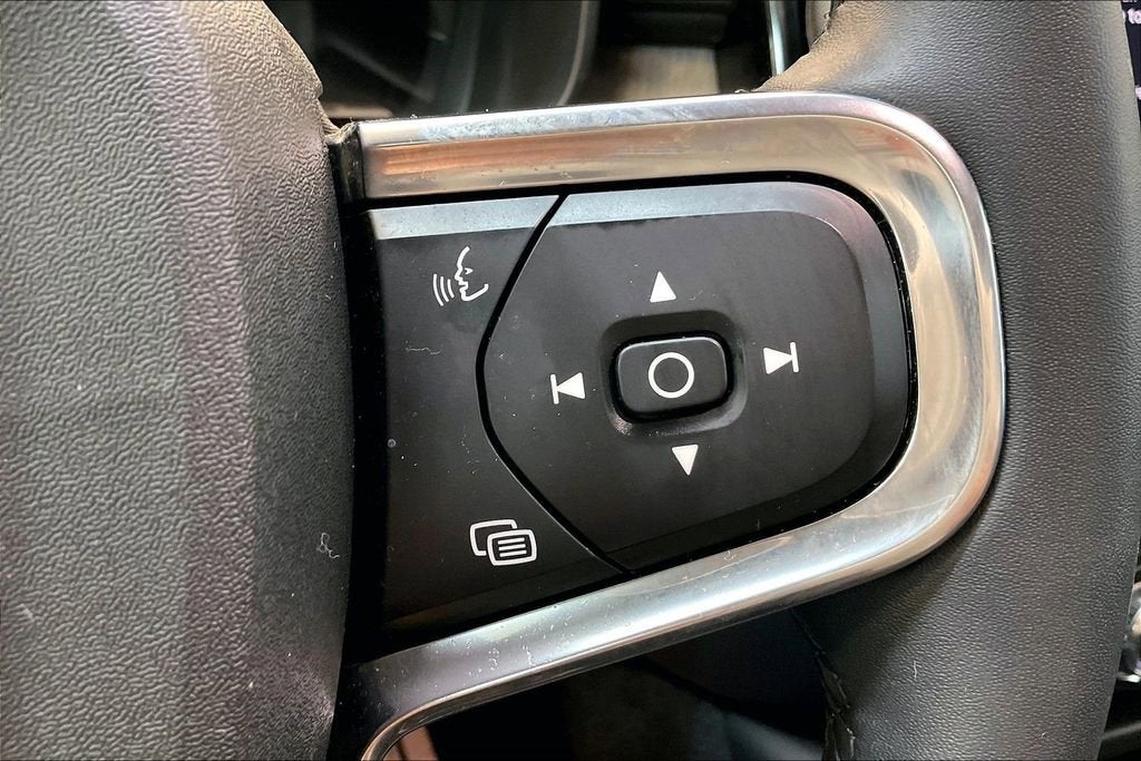 2024 Volvo XC40 Ultimate Dark Theme