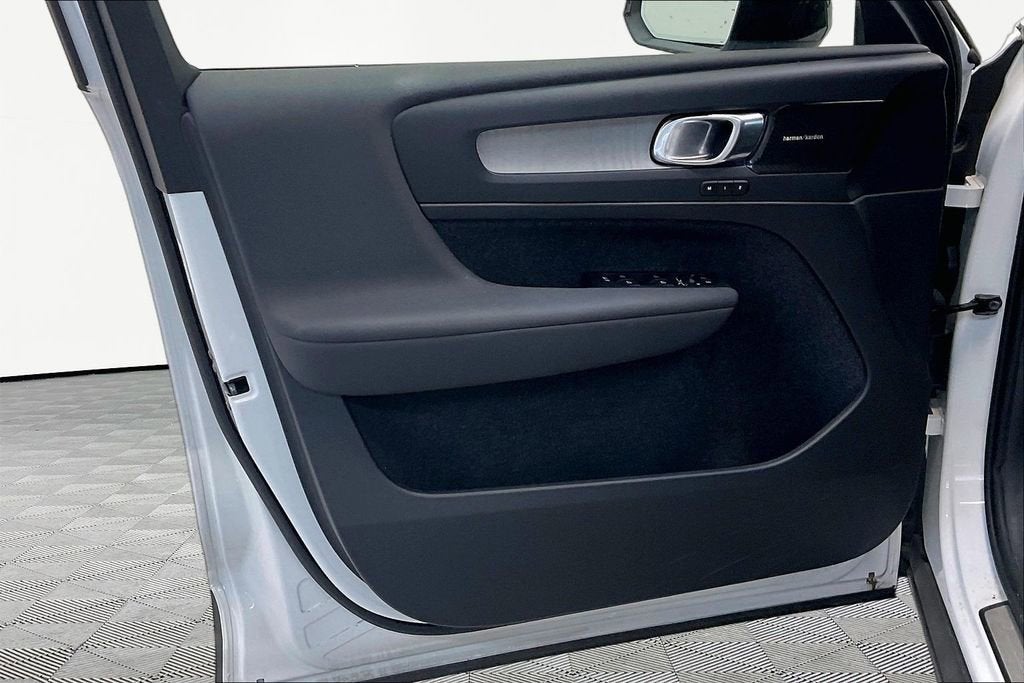 2024 Volvo XC40 Ultimate Dark Theme