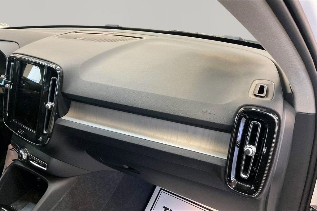 2024 Volvo XC40 Ultimate Dark Theme