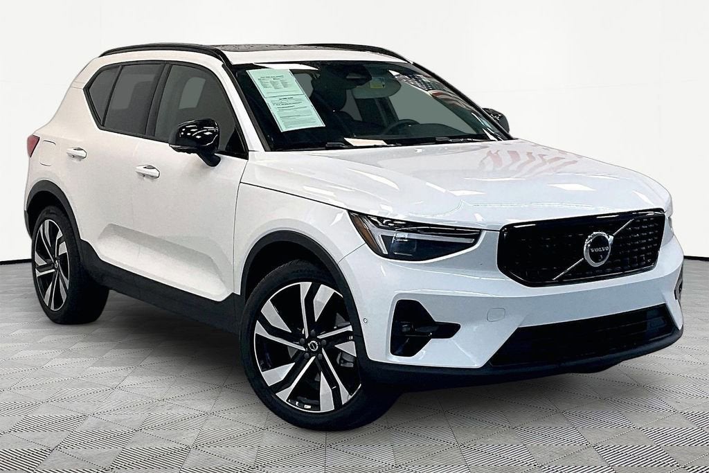 2024 Volvo XC40 Ultimate Dark Theme
