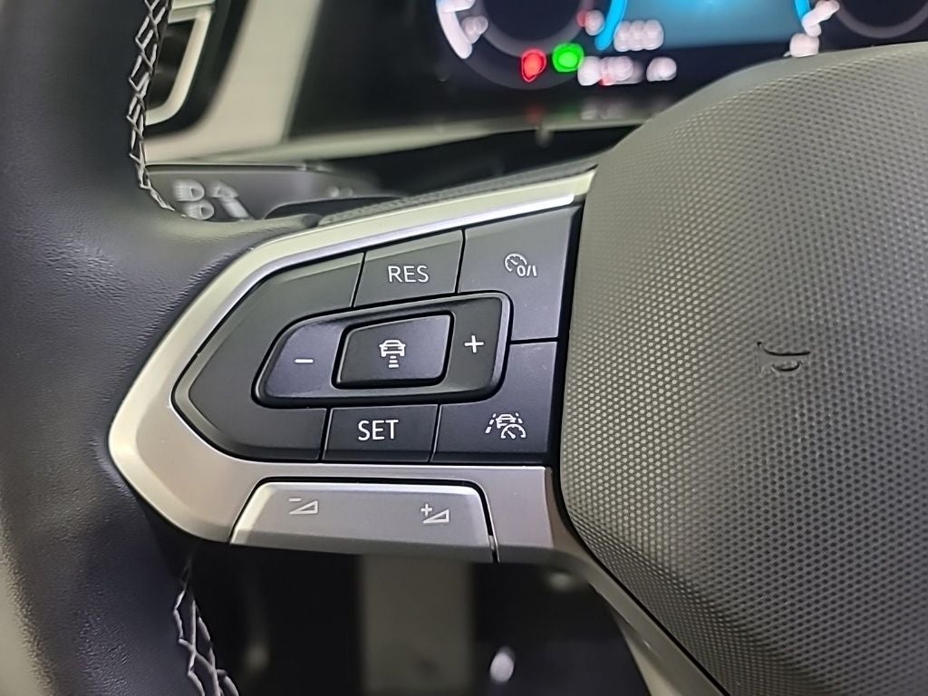 2025 Volkswagen Atlas Cross Sport 2.0T SE w/Technology