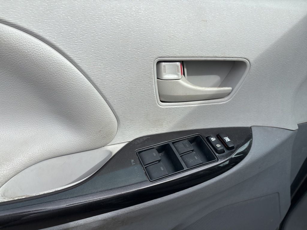 2012 Toyota Sienna LE 8 Passenger