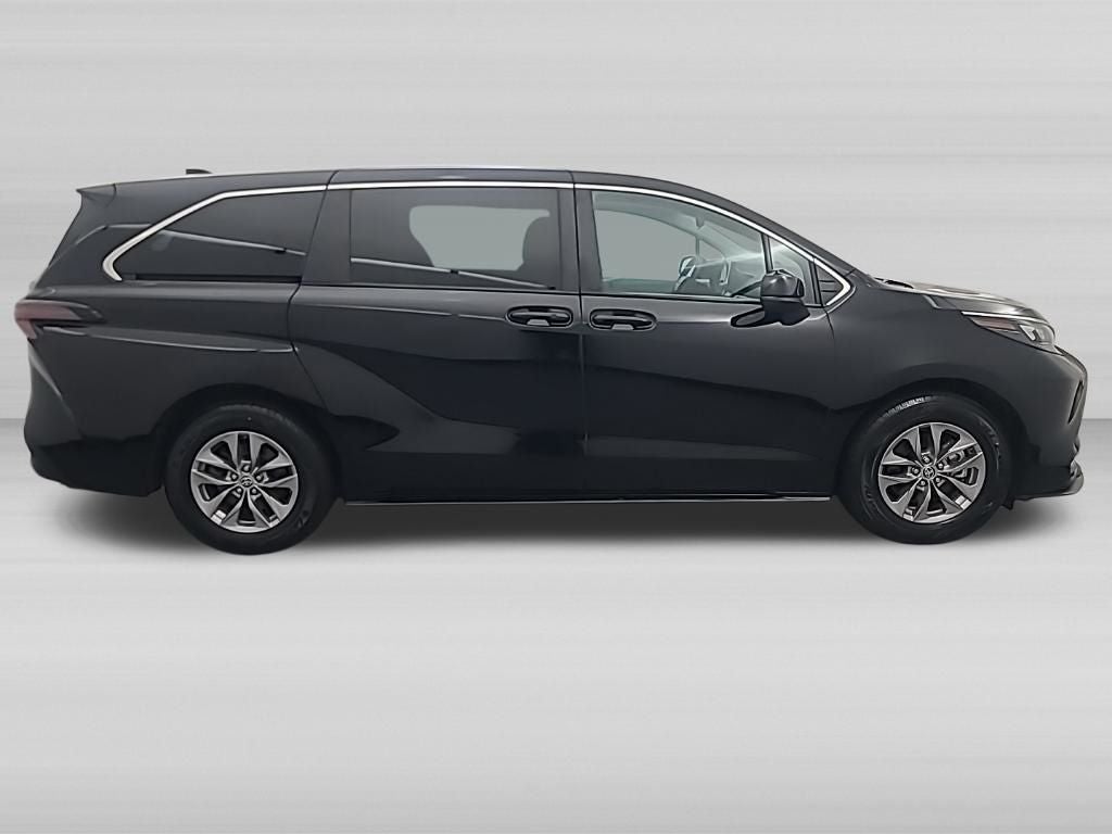 2025 Toyota Sienna LE 8 Passenger