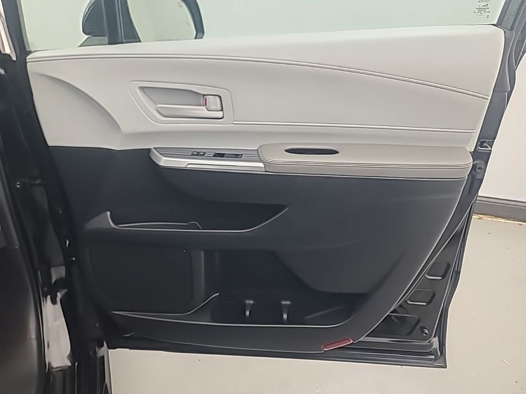 2025 Toyota Sienna LE 8 Passenger