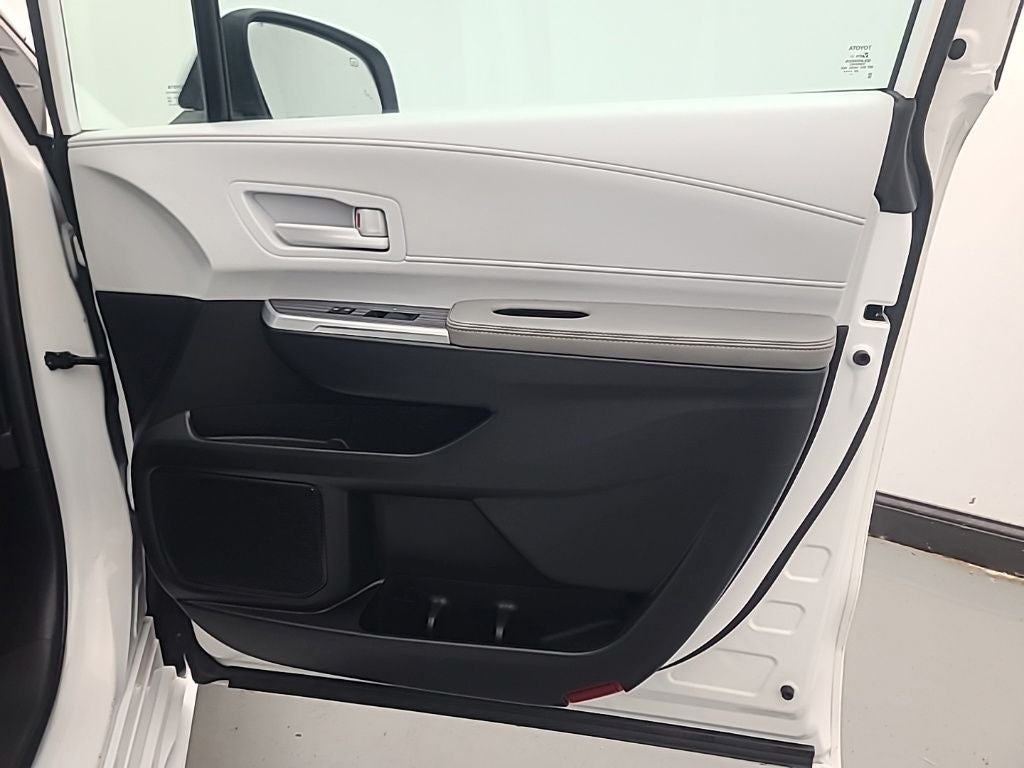 2025 Toyota Sienna LE 8 Passenger