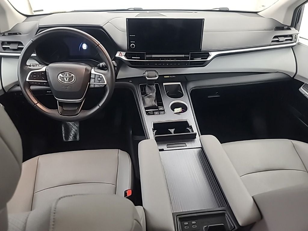 2025 Toyota Sienna XLE 8 Passenger