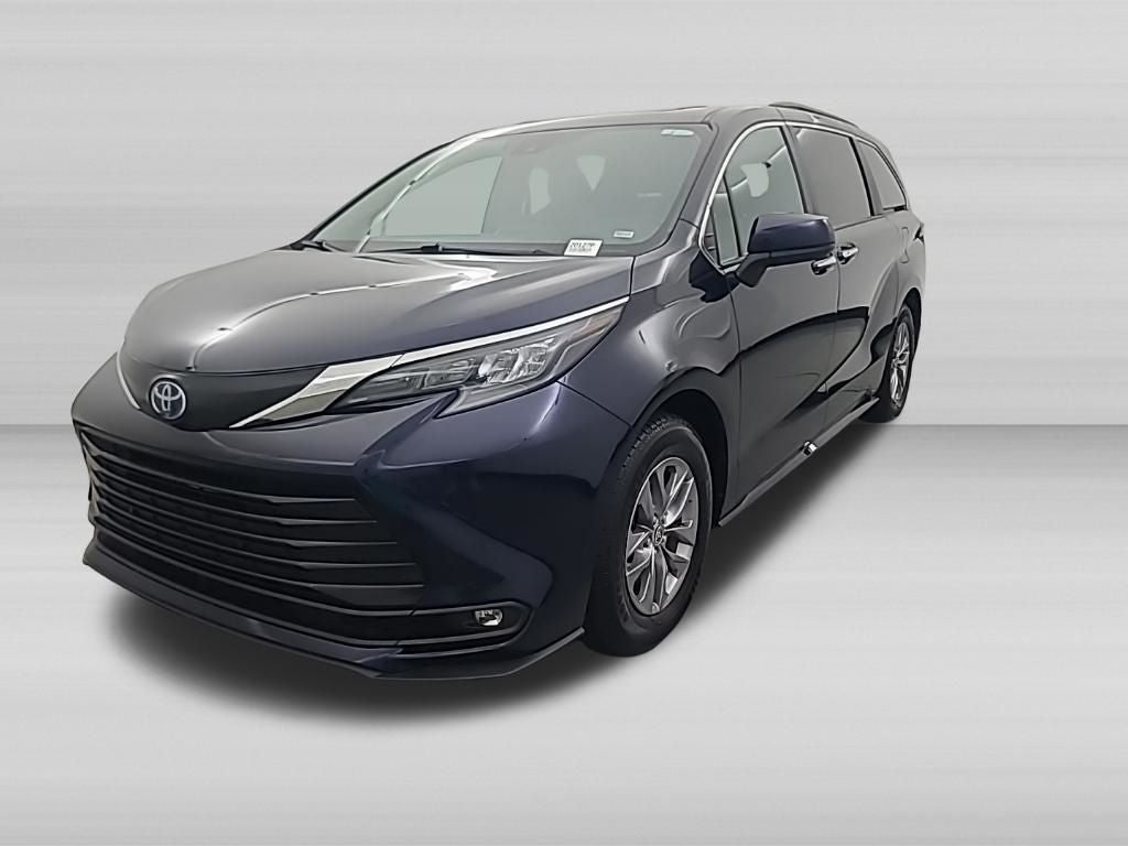 2025 Toyota Sienna XLE 8 Passenger