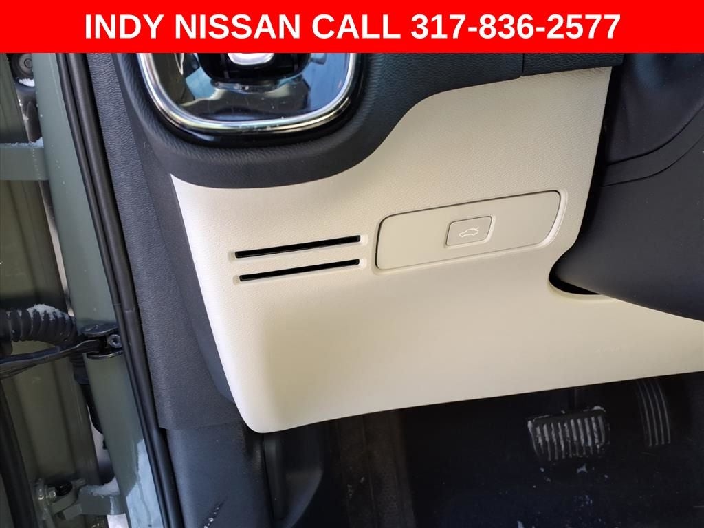 2023 Volvo XC40 B5 Plus Bright Theme