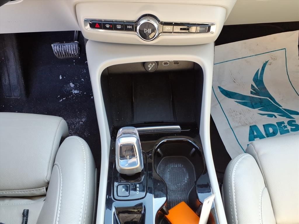 2023 Volvo XC40 B5 Plus Bright Theme