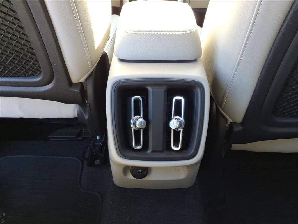 2023 Volvo XC40 B5 Plus Bright Theme