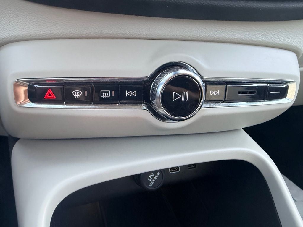 2023 Volvo XC40 B5 Plus Bright Theme