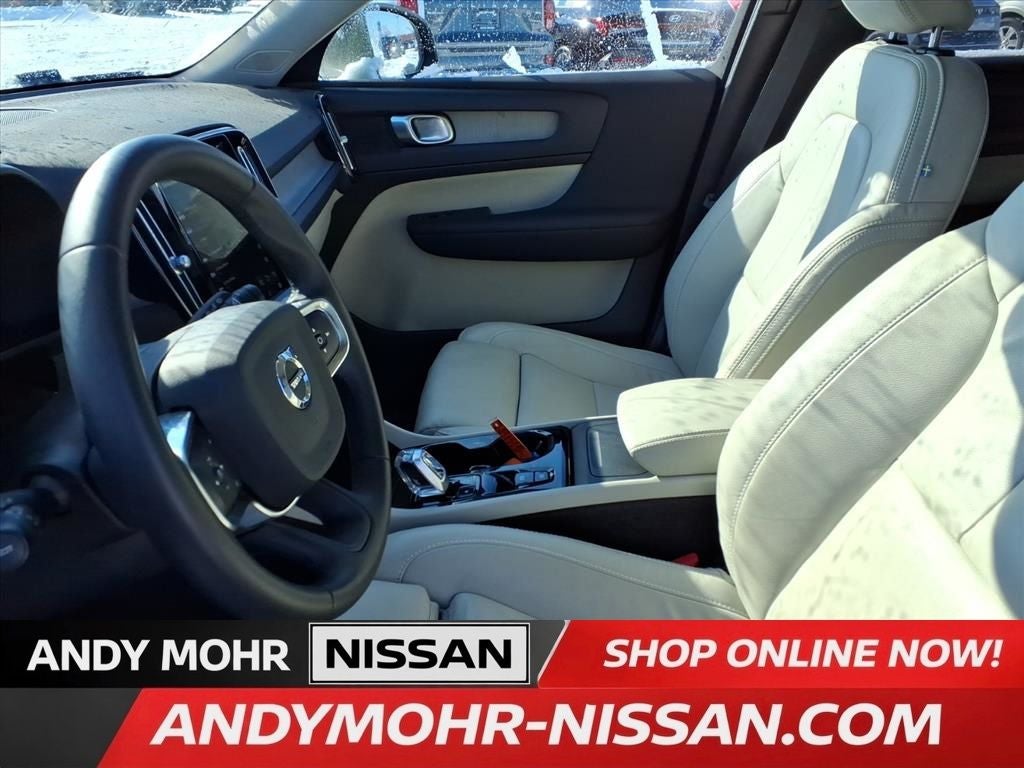 2023 Volvo XC40 B5 Plus Bright Theme