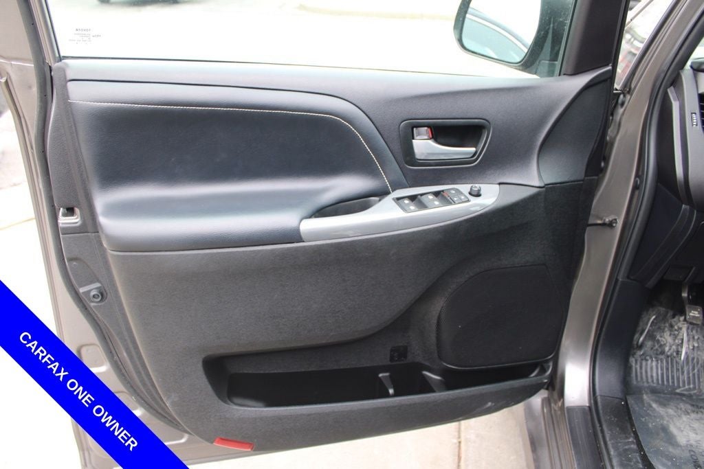 2017 Toyota Sienna SE Premium 8 Passenger