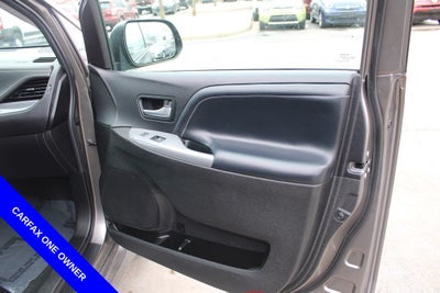 2017 Toyota Sienna SE Premium 8 Passenger