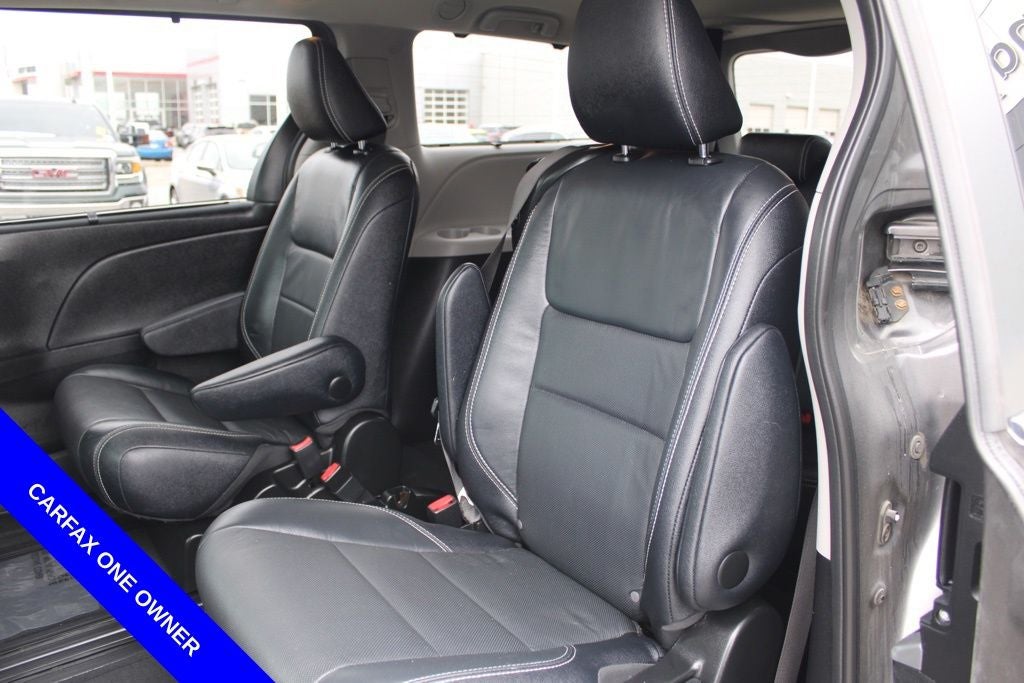 2017 Toyota Sienna SE Premium 8 Passenger