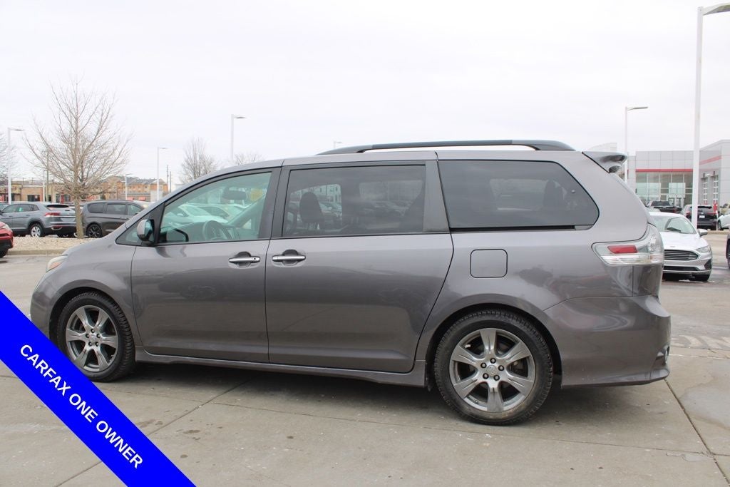 2017 Toyota Sienna SE Premium 8 Passenger