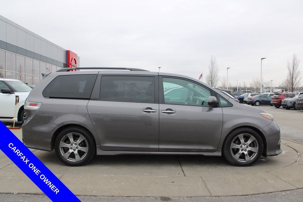 2017 Toyota Sienna SE Premium 8 Passenger