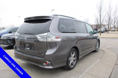 2017 Toyota Sienna SE Premium 8 Passenger