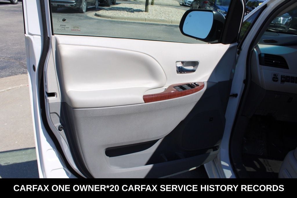 2014 Toyota Sienna XLE 8 Passenger