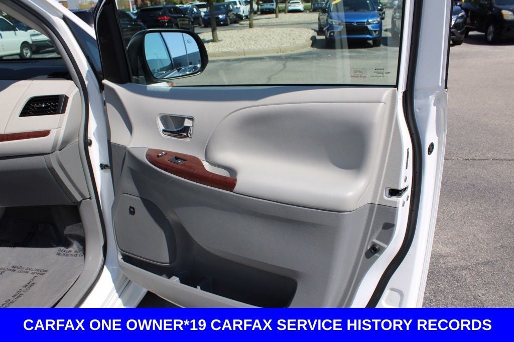 2014 Toyota Sienna XLE 8 Passenger