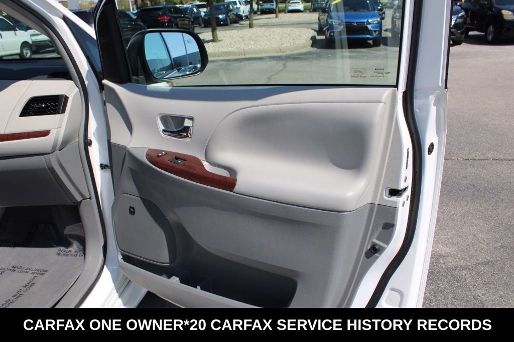 2014 Toyota Sienna XLE 8 Passenger