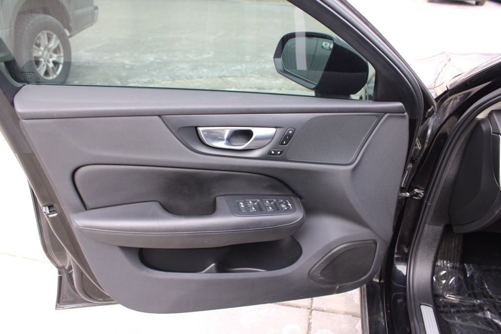 2024 Volvo S60 B5 Plus Dark Theme