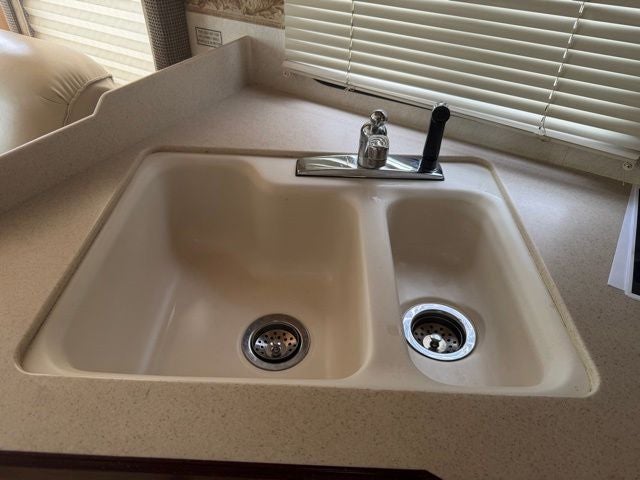 2004 Damon Intruder 373F