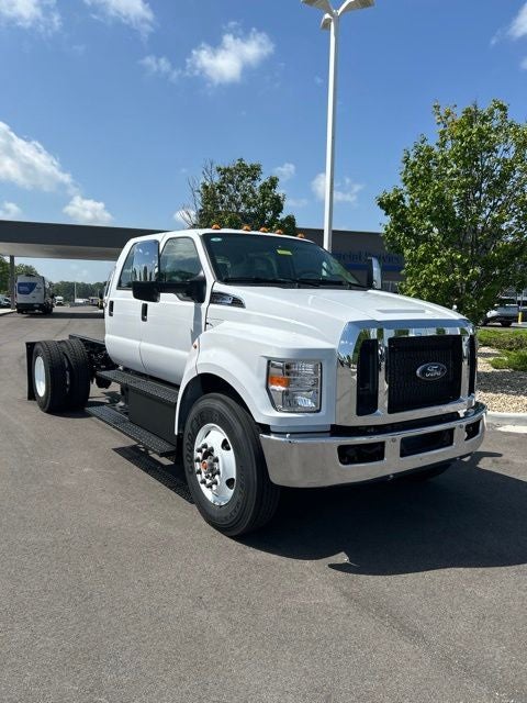 2027 Ford F-750SD Base