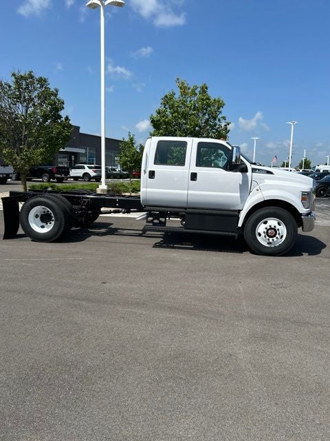 2027 Ford F-750SD Base