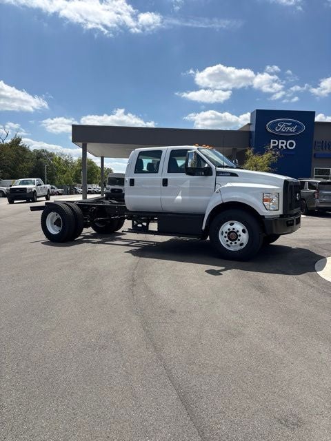 2027 Ford F-750SD Base