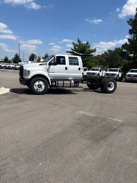 2027 Ford F-750SD Base