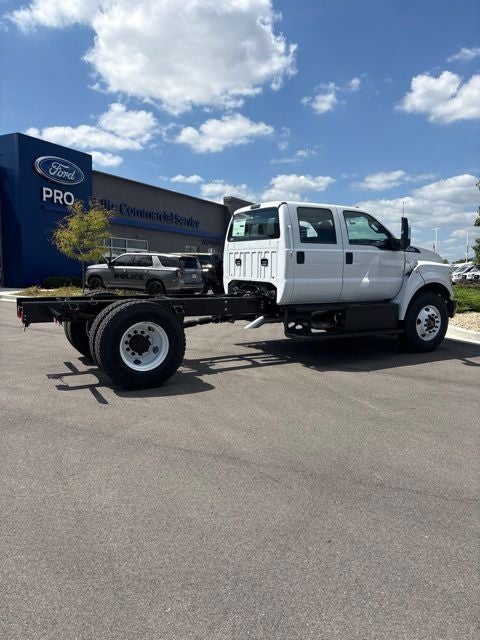 2027 Ford F-750SD Base