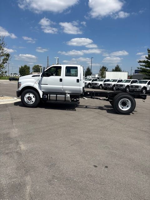 2027 Ford F-750SD Base