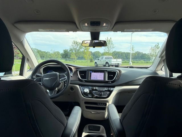 2022 Chrysler Voyager LX
