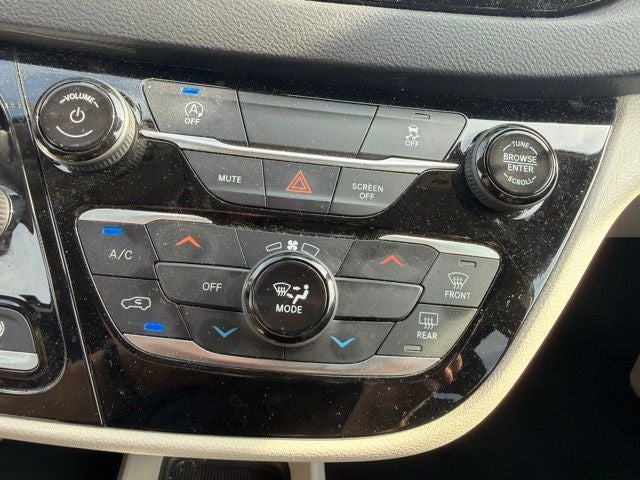 2022 Chrysler Voyager LX