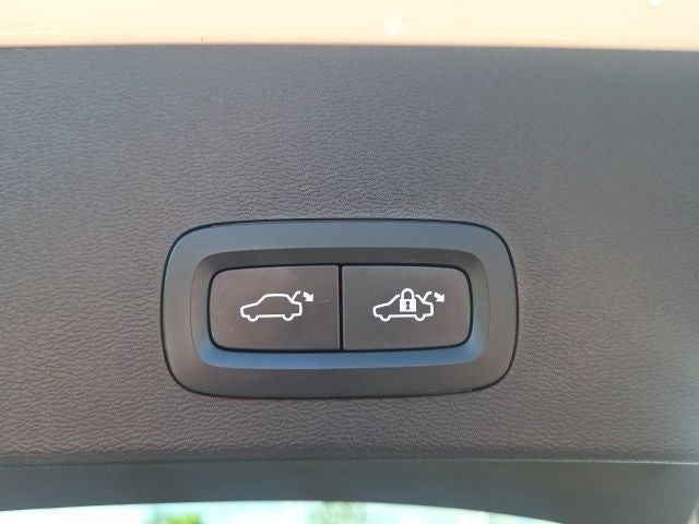 2023 Volvo XC40 B5 Plus Bright Theme