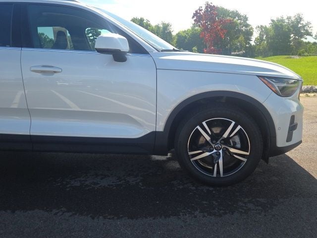 2023 Volvo XC40 B5 Plus Bright Theme
