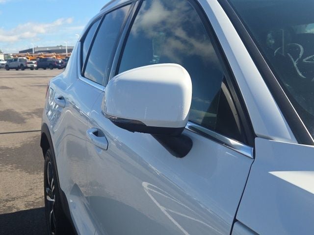 2023 Volvo XC40 B5 Plus Bright Theme