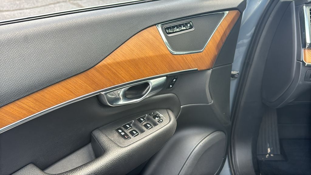 2021 Volvo XC90 T6 Momentum