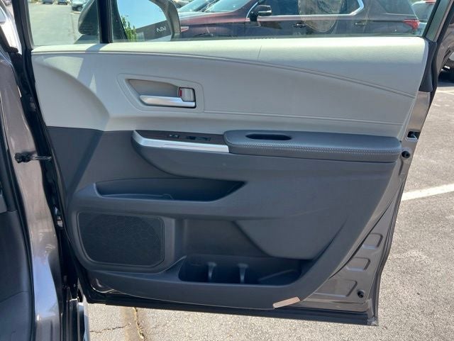 2022 Toyota Sienna XLE 8 Passenger