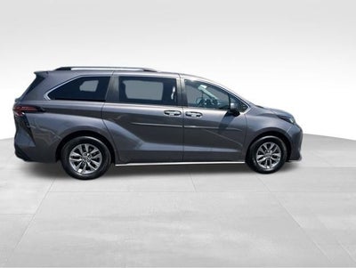 2022 Toyota Sienna XLE 8 Passenger