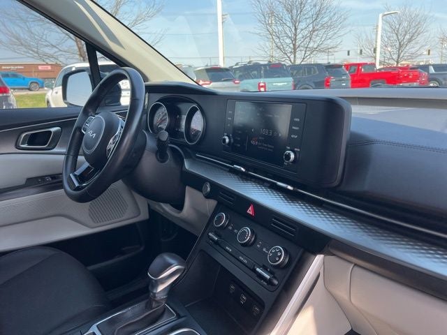 2024 Kia Carnival LX