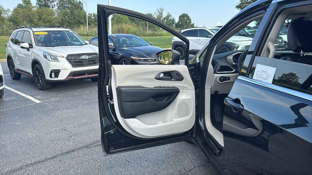 2023 Chrysler Pacifica Hybrid Touring L