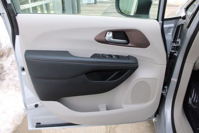 2024 Chrysler Voyager LX