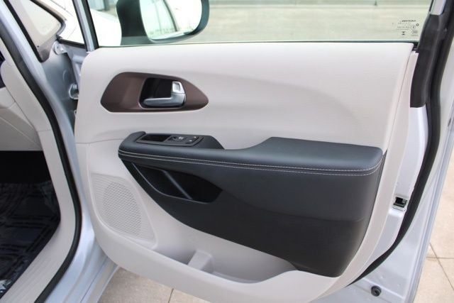 2024 Chrysler Voyager LX