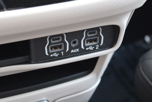 2024 Chrysler Voyager LX